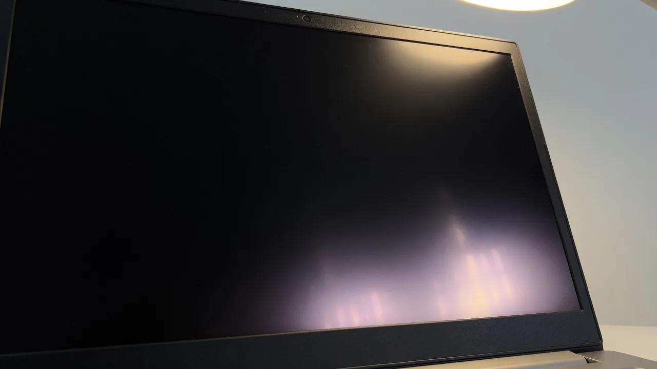 LCD laptop köşesinde siyah ekranın gösterdiği backlight bleed