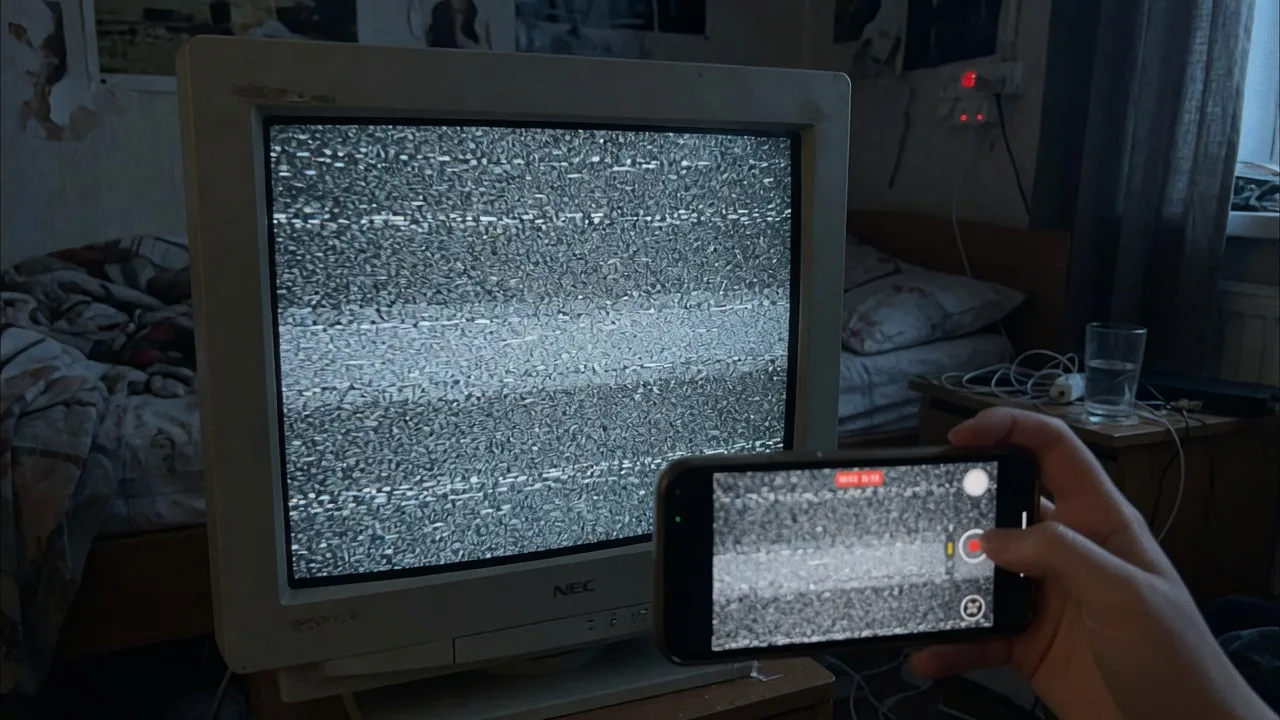Static screen / layar statis salju TV analog di monitor kamar